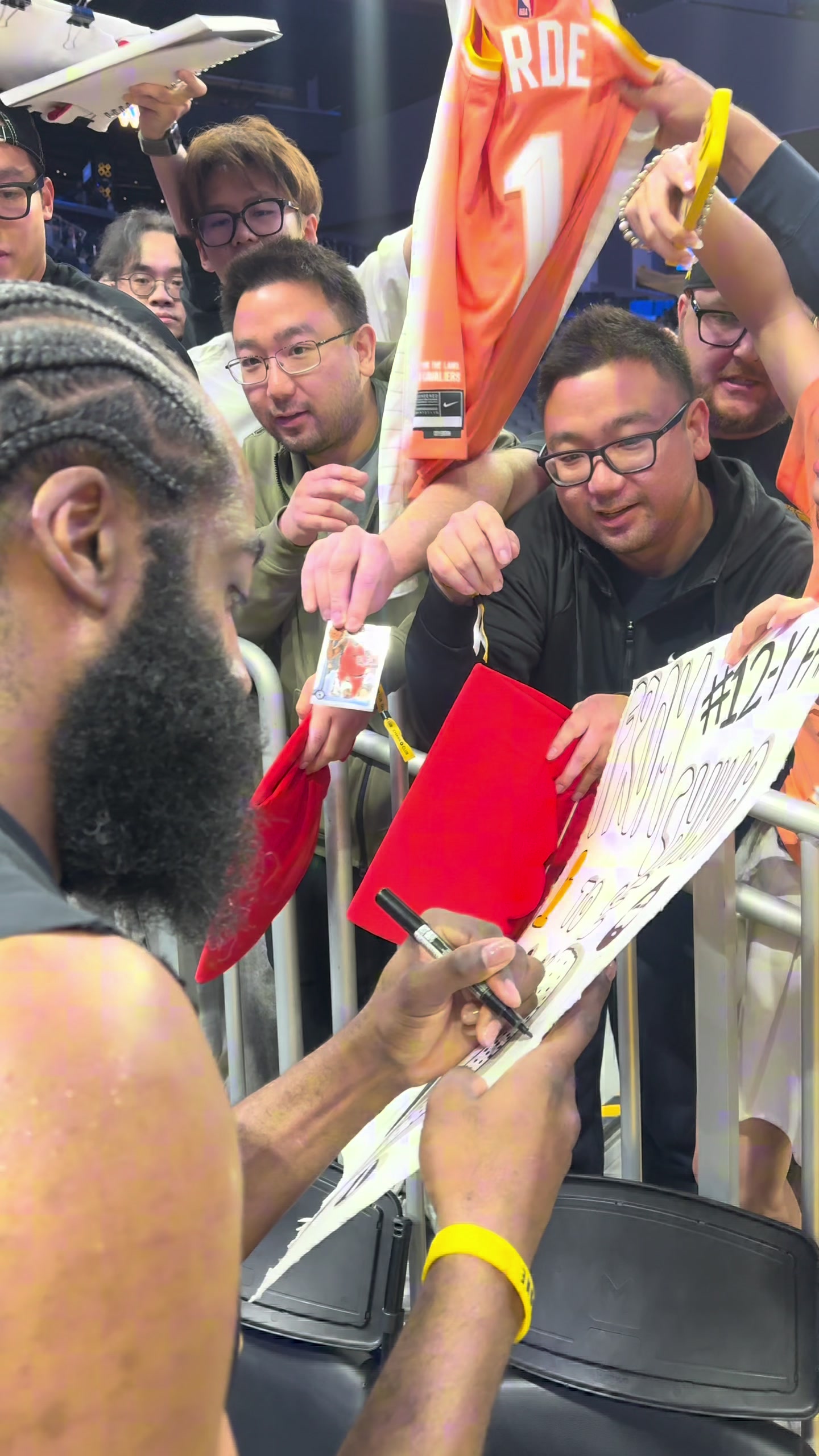 昨日赛后为中国球迷签名！哈登秀中文：中国球迷们 我爱你